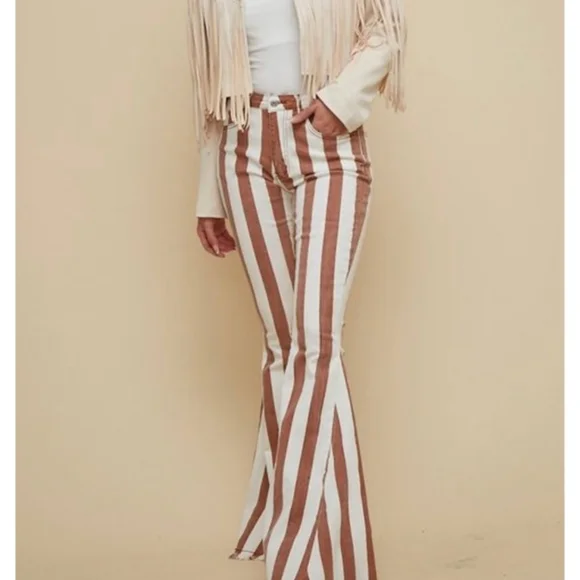 NWT. Saints & Hearts High- Rise Extreme Flare Jeans Size. Small - Picture 1 of 12